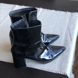 Lackade klackskor 🖤❤️‍🔥 - Säljer nu dessa ursnygga lackade klackskor med spetsig tå 🤌🏻 varsamt använda, har några små märken precis vid tån men som säkerligen går att fixa till. 