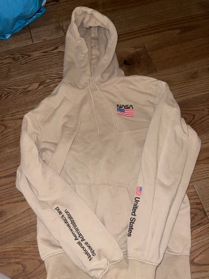 Hoodie - En kopia av nasa hoodie från hm. Storlek xs men passar även s