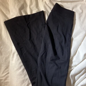 Utsvänga tights  - Jättesköna byxor från bik bok. Bara provade. Perfekta att träna i då dom är i syntetiskt material. Skriv gärna för mer info/bilder🥰