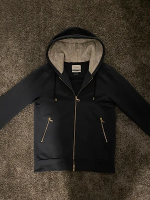 Limitato zip Hoodie  - Tjo säljer nu denna sjukt feta limitato Hoodie den är limiterad till endast 500 exemplar den är i väldigt bra skick box certifikat och liknade följa med! Det är storlek M men sitter som S nypris är 3700kr