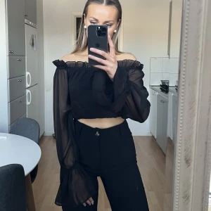 Offshoulder top strl 34 - Superfin svart offshouldertop med meshdetaljer k strl 34. Aldrig använd, 80kr 🖤