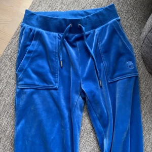 Juicy couture byxor - Fina juicy byxor som är i storlek Xs men passar S också! Vi tvättar de innan såklart och köparen står för frakten!