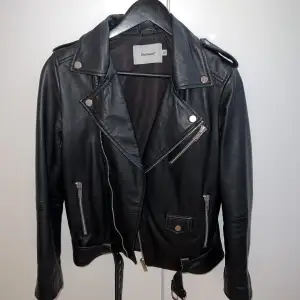 Helt oanvänt Classic Biker Jacket från Deadwood. Klassisk jacka av recycled läder. Storlek 38. Se hemsidan här: https://www.deadwoodstudios.com/products/classic-biker-jacket-1