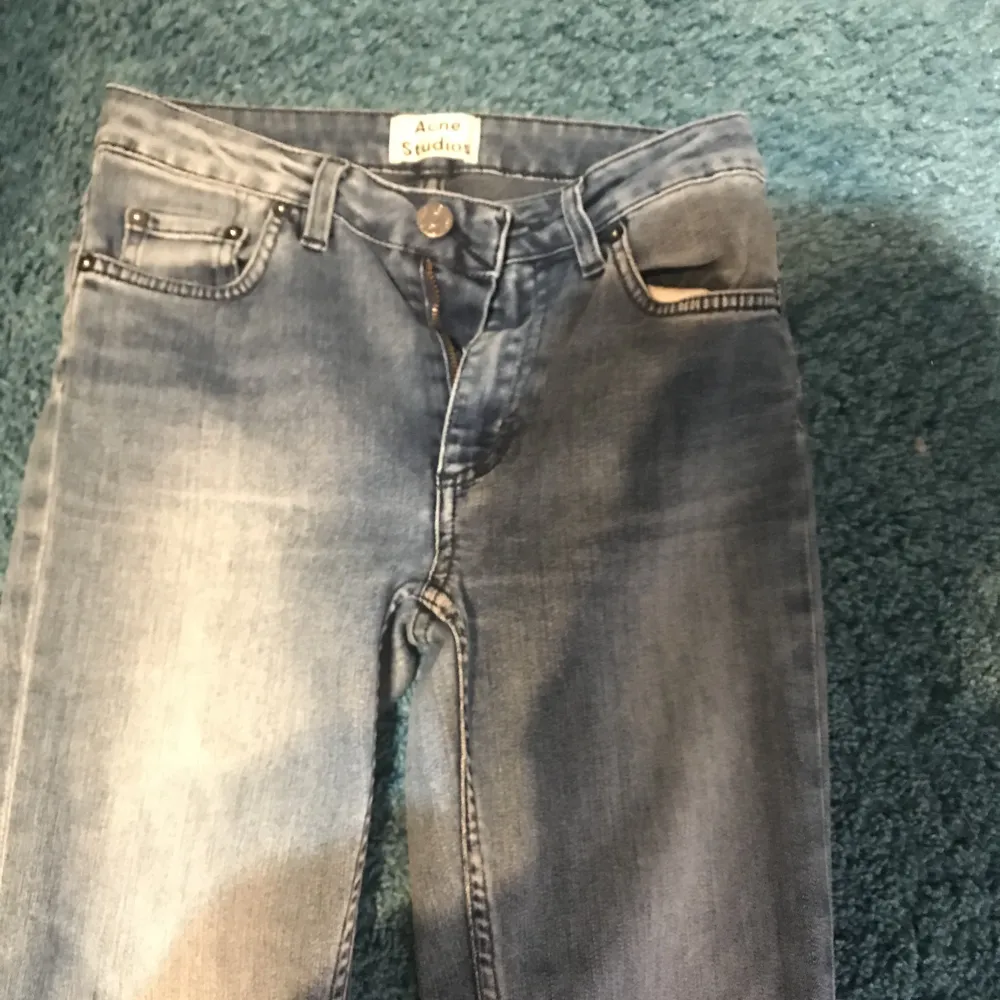 Ett par acne jeans som jag int använder längre. Skiket är 9/10 med inga fel i byxorna. Går att förhandla . Jeans & Byxor.