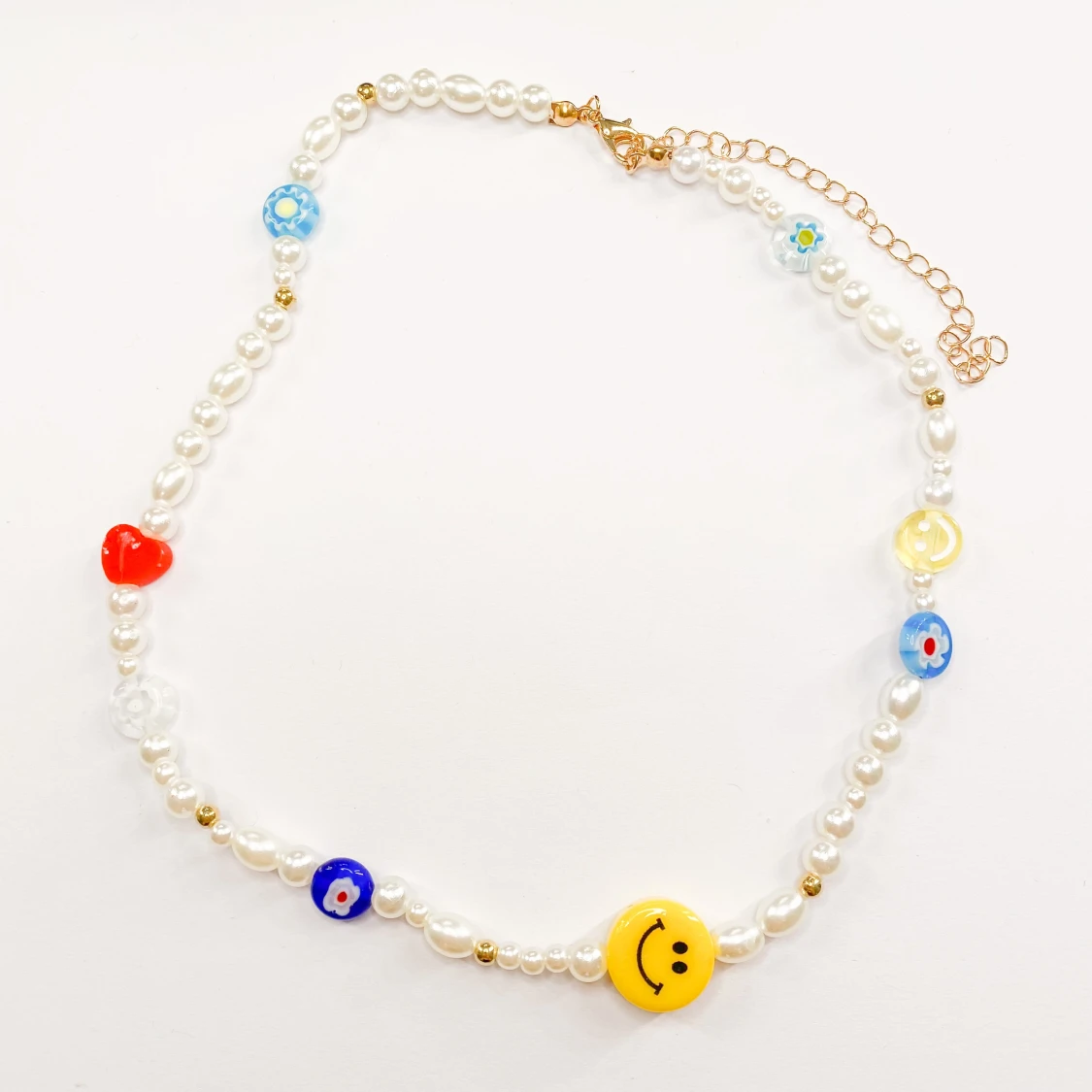 Halsband med pärlor och smileys 