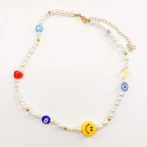 Halsband med pärlor och smileys  - Jättefint halsband från Tinsel 💓 Längden på halsbandet är ca 40cm + 4cm förlängning! 🥰 Frakt med frimärke: 13kr  Shoppa här eller hos www.tinsel.se