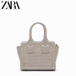 Intressekoll på zara väska - Intressekoll på denna väska från zara som inte finns att köpa längre! Använd fåtal gånger och i nyskick. Har även en kedja i silver som man kan ha som lite längre band🤩 mått: 15 X 18 X 8 cm