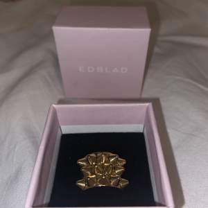 Säljer min Edblad peak ring då den är lite för liten för mig och orkar ej returnera den. Den är i väldigt fint skick (nyskick)☺️ Nypris-399kr mitt pris-299kr, kan eventuellt byta till likadan ring i storleken större (S