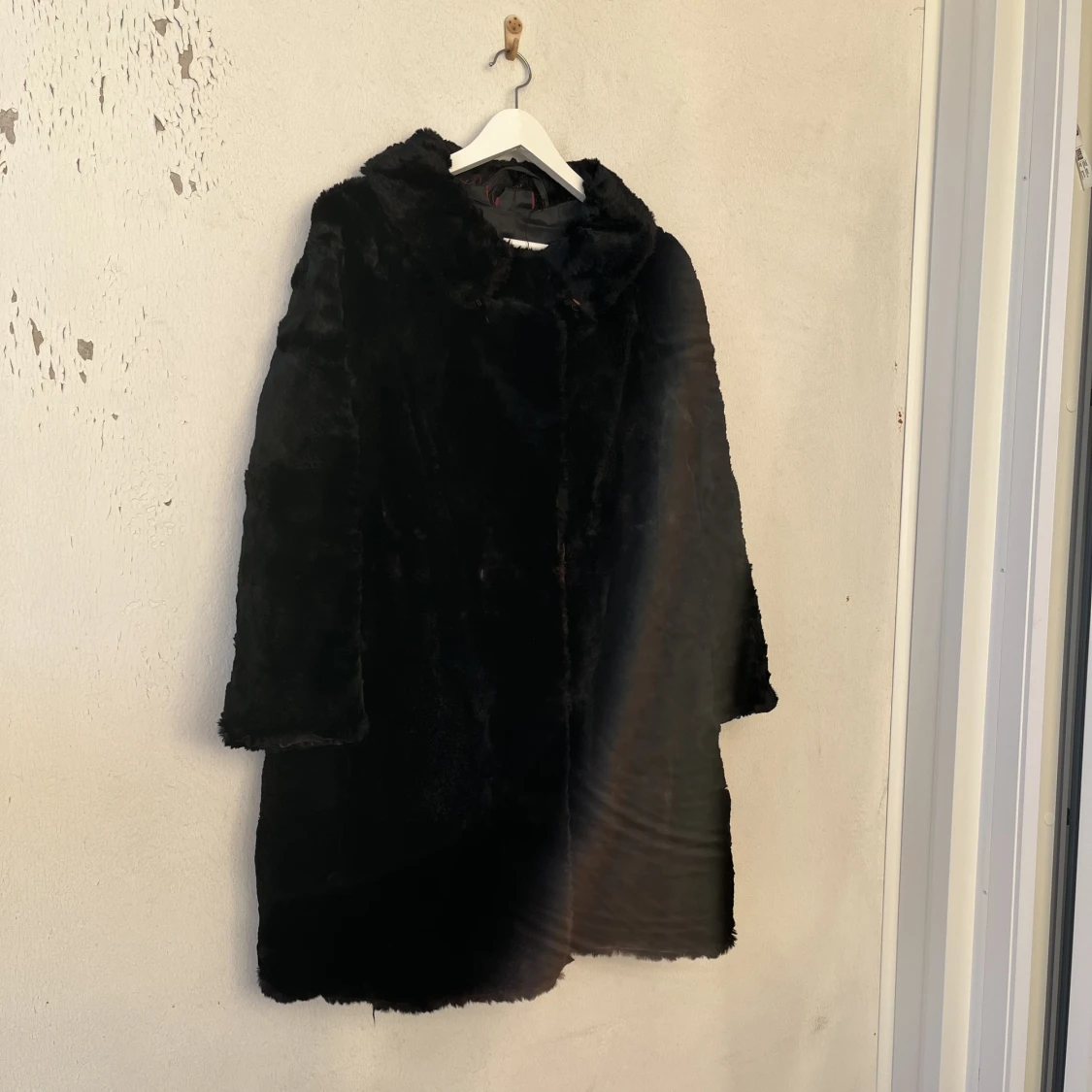 Svart-brun skimrande kappa i päls med fin krage