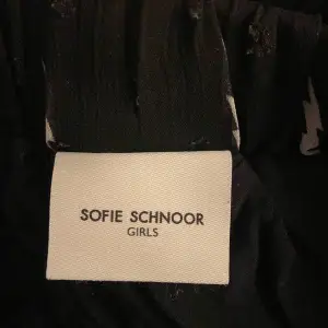 Säljer denna fina kjolen från Sofie schnoor. Inte andhämtning mycket så skulle säga att den är i nyskick. Köpt för ungefär 600kr men säljer nu för 299kr❤️