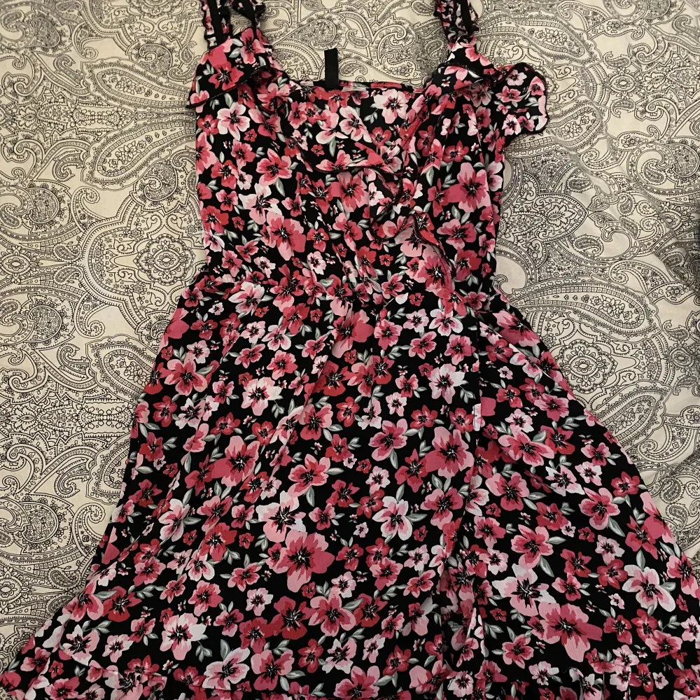 Söt blommig klänning. Köpt på på hm för några år sedan och då kostade den 110 kr. Använd 1 gång.. Klänningar.
