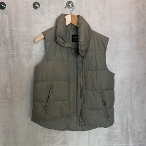 Väst  - Fin vår, höst väst. Knappt använt. Väldigt bra skick. 