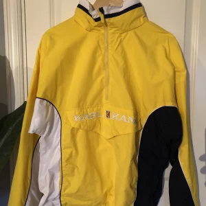 Karl kani windbreaker strl M - Riktigt fin windbreaker jag köpte på kennedies. Strl M och sitter väldigt snyggt oversized. Säljer då den är för liten