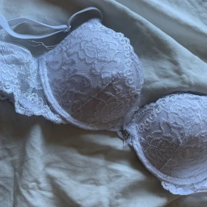 Bh🤍🍒 - Säljer en helt ny bh från Cubus för jag fick den i present men passade inte mig, det är en push up.💌