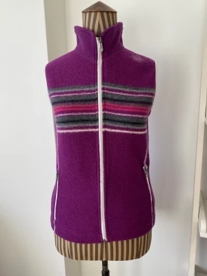 Härlig ullväst i fantaststisk färg - Verkligen urskön ullväst från svenska Ivanhoe. Storlek 36 men jag skulle säga att den är liten och passar XS. 100% ull. Knappt använd och i nyskick!