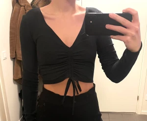 Snygg fest topp - Crop top från NA-KD Storlek Xs. Använd 1 gång. Buda eller köp direkt för 60kr. Köptes för 249kr