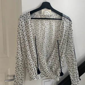 Blus  - Säljer blus från bershka! Frakt tillkommer 🌸