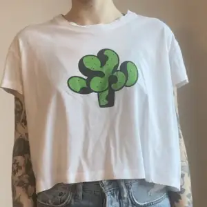 Cheap Monday T-shirt med kaktus tryck   Använd fåtal gånger så i toppen skick 