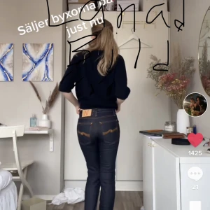 Lågmidjade jeans - !Lånad bild! Köpte dessa skit snygga lågmidjade jeans från tjejen på bilden men det var tyvärr för små! Skriv för mer bilder/ frågor!💕