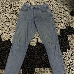 Vintage jeans från moschino. Det är för liten för mig därför säljer jag Skulle kunna passa både herr och dam 