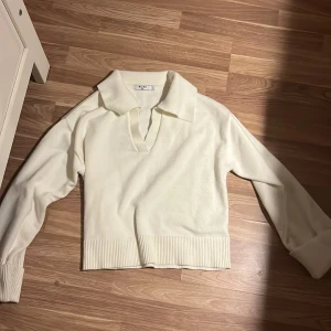 Stickad vit tröja  - Vit stickad tröja från na-kd. Stl S använd 3 ggr