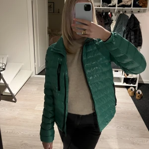 Dunjacka  - Oanvänd peakjacka