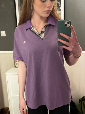 Burberry piké  - Lila burberry piké. Lite tråkig färg samt kan inte avgöra autencitet då den är köpt second hand därav priset. Frågor? Fler bilder? Intresserad? Hör av dig! 