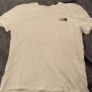 Vit The North Face t-shirt - En vit bekväm T-shirt från the north face. Knappt använd 