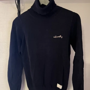 Odd Molly polotröja  - Odd Molly polotröja i stl 1 vilket motsvarar XS-S. Tröjan är i fint skick. Färgen är marinblå  Betalas med Swish!