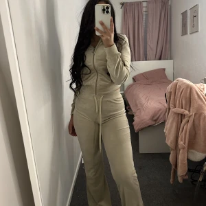 Velour set - Hej säljer mitt fina velour set som nästan är helt nytt använd runt 3 gånger. Båda delarna är i storlek xs köpt på ginatricot  