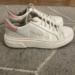 Valentino Sneakers  - Säljer mina fina valentino sneakers i baby rosa då jag inte har någon användning för dom längre. Skorna är i bra skick men lite creaseade. Smutsen på skorna går bort om man tvättar dom! Pris går att diskutera 💕