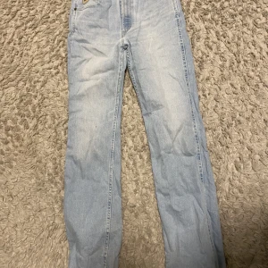 Lois Jeans - Säljer två likadana jeans i storlek S. Jeansen är ljusblå och exakt likadana. Köper man 1 kostar det 100kr och båda för 150kr.