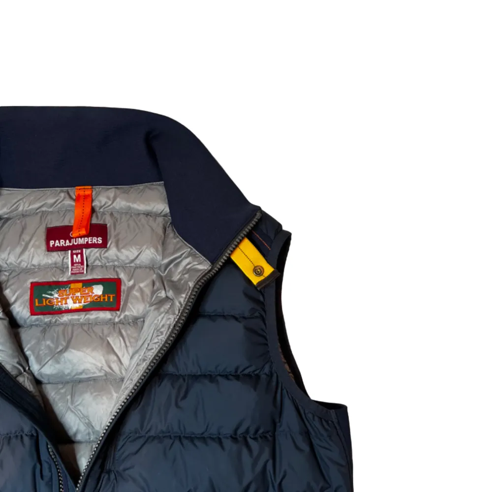 Denna vest från Parajumper är i nyskick och endast använd ett fåtal gånger. Sälj i herr storlek Medium. Alla våra annonser finns på instagram @wearable_twice . Jackor.