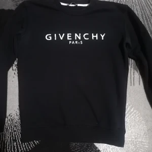 Givenchy - Säljer min tröja som är varm och bekväm under vintern och kall o skön under sommarn😊/ den är i bra skick säljer föratt fick nya kläder(priset kan diskuteras) 