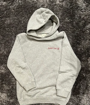 Gucci hoddie junior - Skick 9/10 väldigt bra knappt andvänd  ny pris 3800