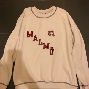 sweatshirt  - Vintage, köpt begagnat. Rätt så stor skulle gissa xl, tyvärr står inte storleken på tröjan