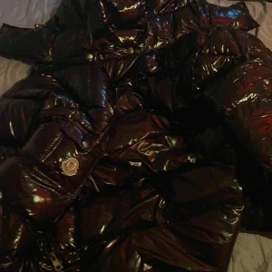 Moncler  -  Hej jag säljer min mot ler jacka modell Maja finns kvitto köpt för 7440 kr ungefär. Jag säljer den för 5500 kr. Den är använd i ny skick vid frågor intresse eller bilder hör av er. Vi smidiga Affär kan priset diskuteras