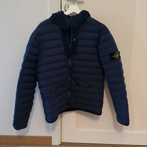 STONE ISLEND JACKA  - Varan är knappt använd och i nyskick. Köpt  2019 och på Johnells i Linköping . Passar bra till våren 