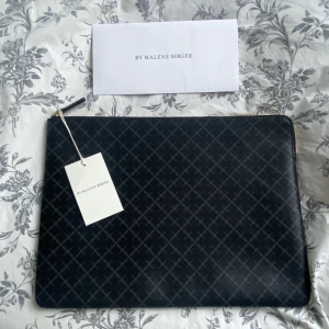 Malene Birger Datorfodral - Säljer mitt HELT OANVÄNDA (!!) datorfodral från Malene Birger som jag fick i julklapp men ej använt. Lappen finns kvar samt äktahetsbevis! 💕Nypris 1600kr - slutsåld på hemsidan!  OBS! Det är den Svarta/gråa färgen jag har, inte den på bilden! 💕