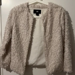 Fluffig kofta  - En vit fluffig kofta som är från hm, som inte passar för mig längre den har blivit för liten för mig. Den ligger ivägen så vill Järna få den såld också❤️