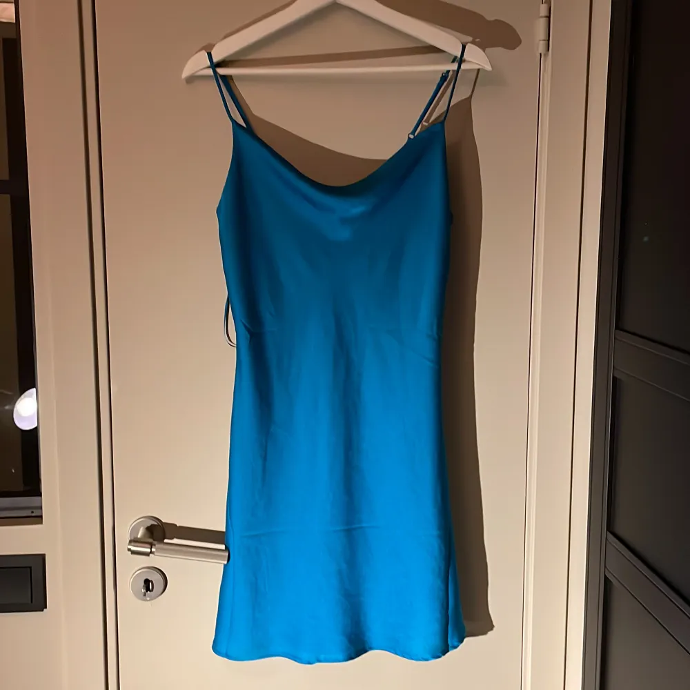 Blå klänning i storleken 36. Klänningar.