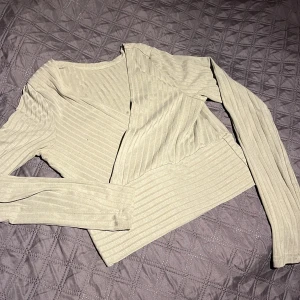 Grön urringad tröja  - Oanvänd grön smickrande tröja från  shein 