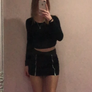 Kjol - Super fin kjol som jag aldrig använt då den är för kort för mig. Bara att höra av sig för mer information eller bilder:) 