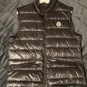 Moncler Gui Väst strl 3/M - Storlek 3 = M.  använts väldigt försiktigt och därför i väldigt bra skick (använts Max 20ggr)
