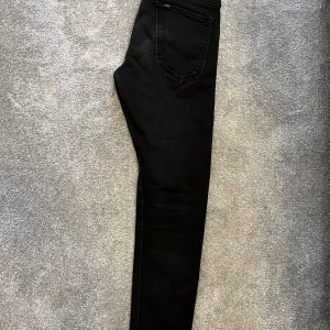 Lee Luke, svarta jeans herr, stl 29/30 - Svarta Leejeans herrmodell slimfit Luke, stl 29/30. Fint använt skick. 