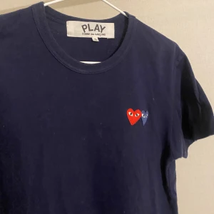 PLAY COMME des GARCONS T-shirt  - Storlek s. Knappt använd i mycket bra skick.