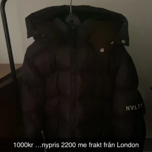 Jacka  - Har en ny jacka och väljer o sälja denna, inga skador alls ren inga hål etc.