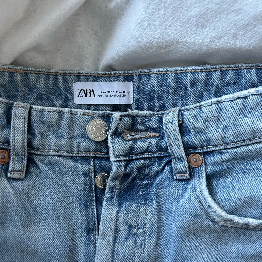 Säljer dom populära jeansen från zara i hopp om att någon annan får mer användning för dom 💕 Jag är 167/168cm för referens. Fraktkostnaden ingår inte 📦 Säljs till bäst bud.. Jeans & Byxor.