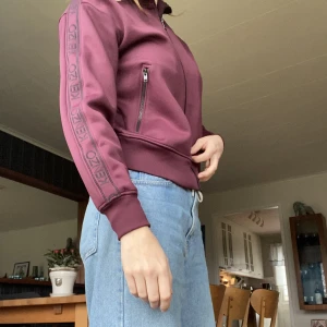 Kenzo Zip Up - Köpt på seasons. I stort sätt aldrig använd och nu är den för liten för mig. Jag på bilden har vanligtvis M. 