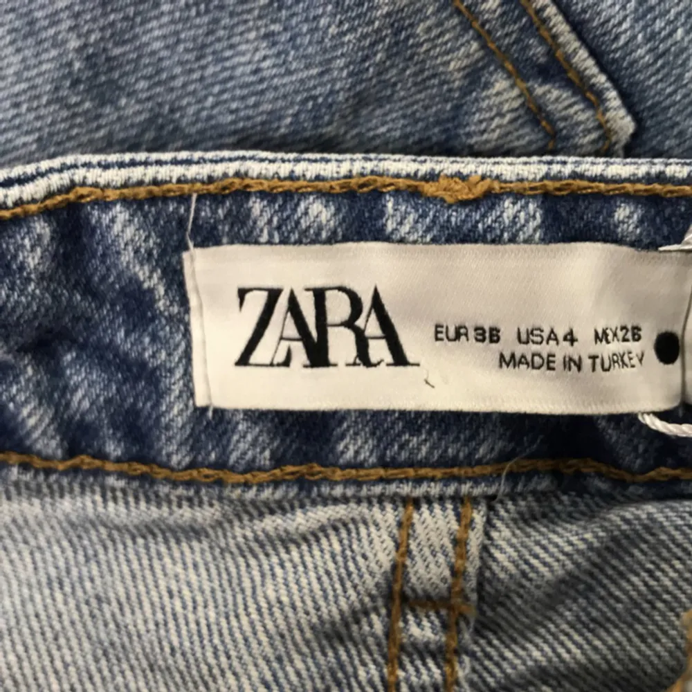 Säljer mina snygga byxor från Zara i storlek 36✨de är midwaist och raka i benen. Köparen står för frakt!. Jeans & Byxor.